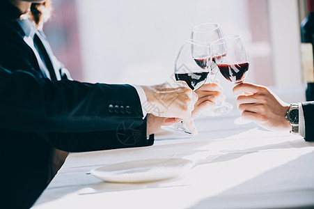 西装男人酒杯图片