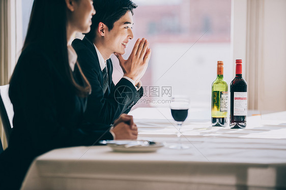 新招募的人在一家餐馆聊天图片
