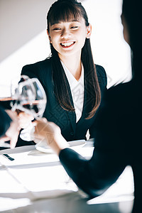 职员吐司女新员工妇女在餐厅敬酒图片