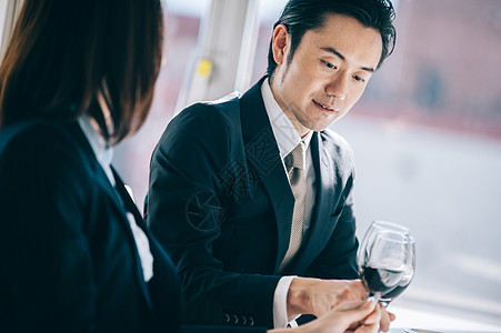 酒杯双人男白领老板男人在餐厅敬酒图片