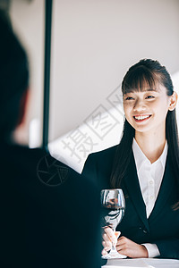 青年谈判新鲜人得到一杯酒的新的新兵妇女在餐馆图片