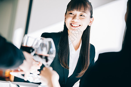 新鲜人工作正式新员工妇女在餐厅敬酒图片