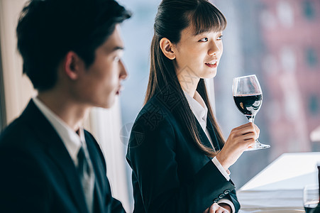 新员工在一家餐馆喝葡萄酒图片