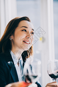 优秀人物两个人拿着酒杯的上司妇女在餐馆图片