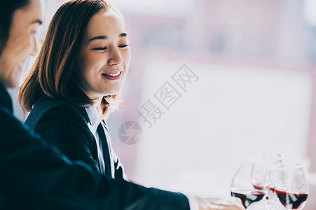 两个人日本人饭店老板在餐厅敬酒图片