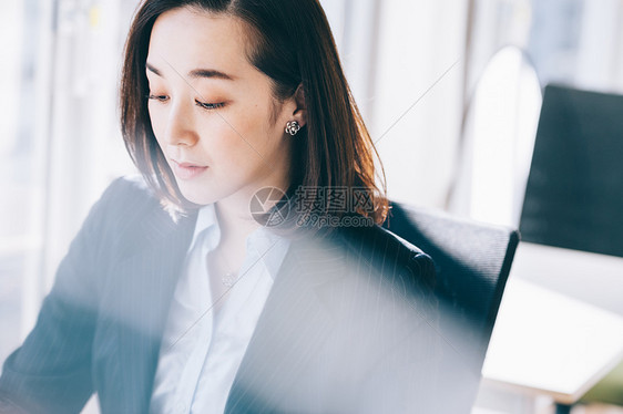 女孩上班族桌子老板女人在靠窗的座位上前往电脑图片