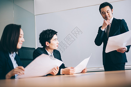 三人男人四十来岁一位老板在会议室和他的同事们一起演讲图片