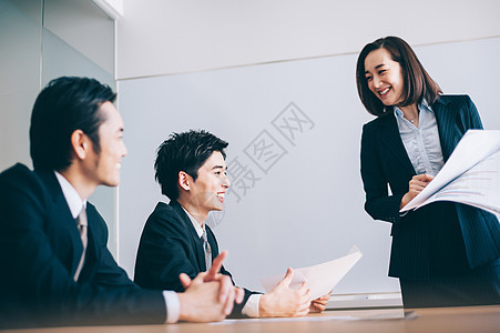 会议厅工作女士们老板女人在会议室和同事听它呈现手持材料图片