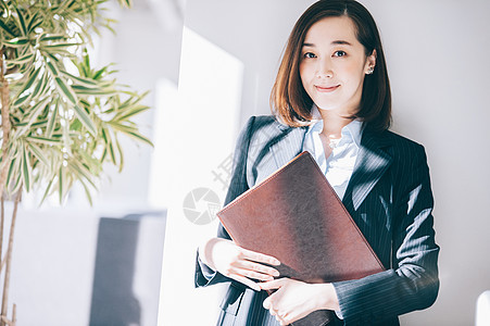 手里拿着文件的职场女性图片