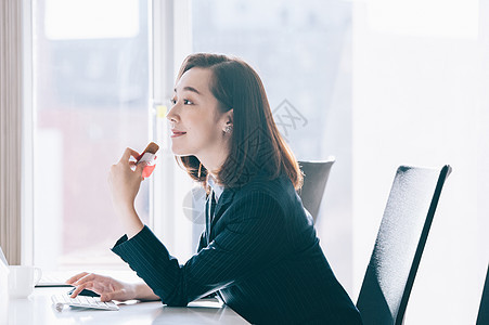 微笑的职场女性图片