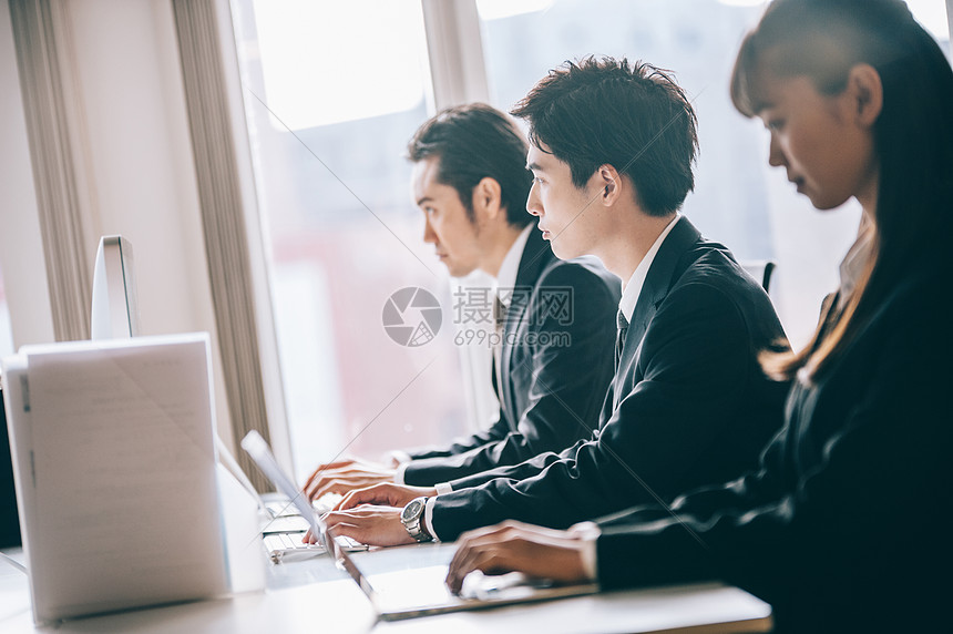 公司员工电脑前工作高清图片下载-正版图片502266010-摄图网
