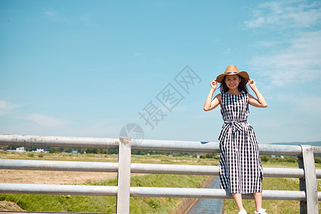 户外旅游戴着草帽的年轻女子图片