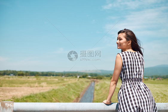 假期旅行的年轻女子图片