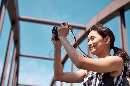 户外旅游拍照的年轻女子图片