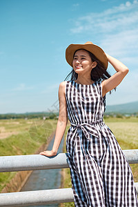 户外戴着草帽的年轻女子图片