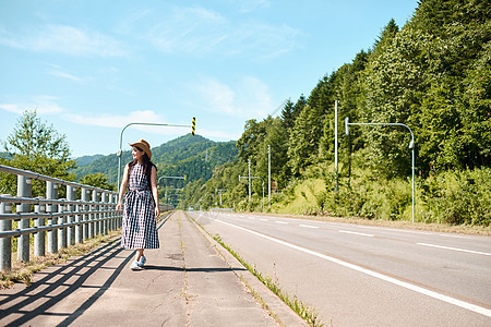 户外散步旅游的年轻女子图片