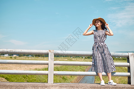 假期出游旅游的女青年图片