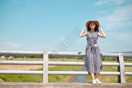 假期出游旅游的女青年图片