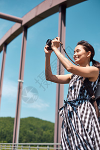 旅行拍照记录的年轻女子图片