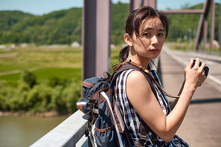 出游拿着相机的年轻女子图片