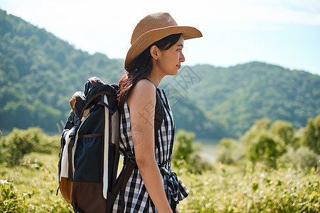 戴着草帽远足旅行的女性图片