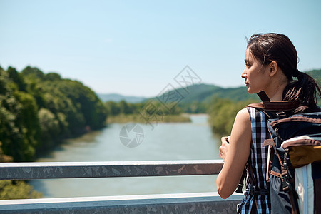 背包旅行看风景的女青年图片