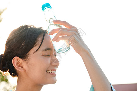 水瓶放在额头降温的年轻女子图片