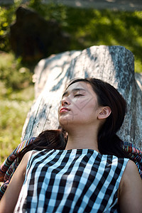 户外休息小憩的年轻女子图片