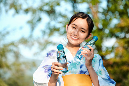 夏天穿浴衣的女人图片