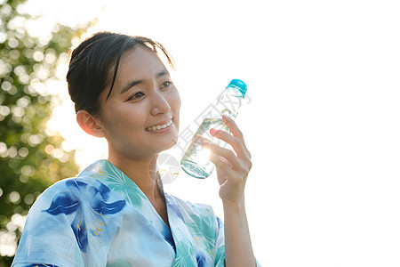 穿浴衣的女人图片