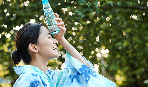 穿浴衣的女子享受夏天图片