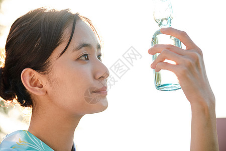 穿浴衣的女人喝水图片