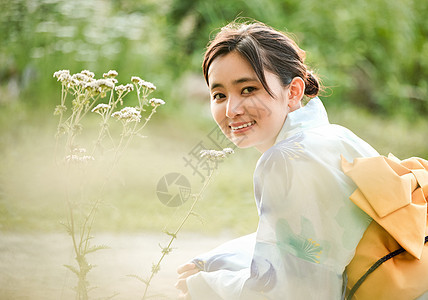 穿浴衣的女人享受自然图片