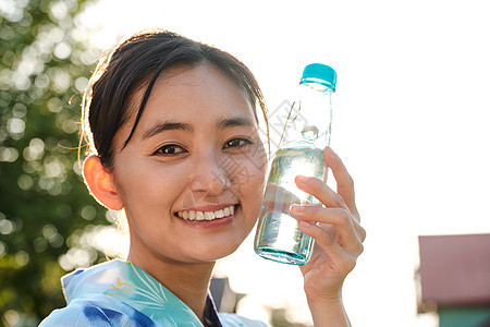 穿浴衣的女人喝水图片