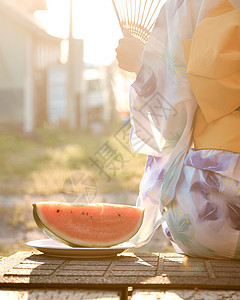 仲夏孤独的坐妇女夏天yukata西瓜图片