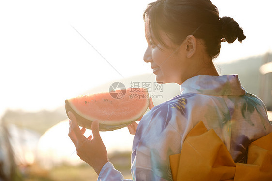 复制空间生活放松的妇女夏天yukata西瓜图片