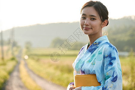 年轻和服美女户外游玩图片