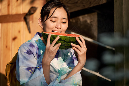 微笑休假人物妇女夏天yukata西瓜图片