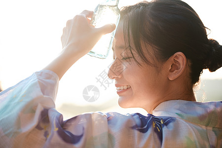 年轻和服美女户外游玩图片