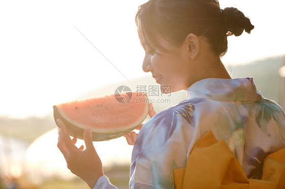 清澈晴朗青年妇女夏天yukata西瓜图片