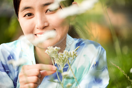 度假节日壮年妇女夏天浴衣图片