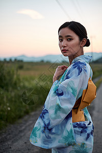 日式空白部分散步妇女夏天浴衣图片