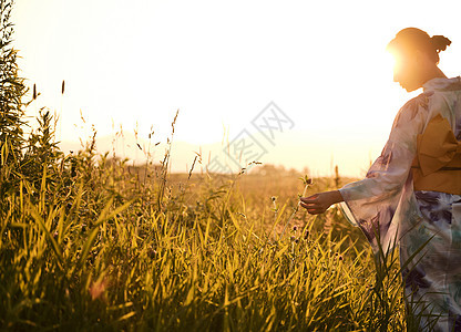 留白节日人物妇女夏天浴衣图片