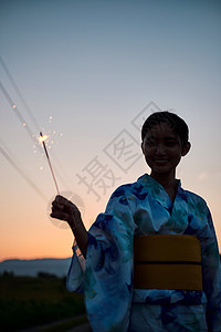 亚洲人快乐的休息妇女夏天yukata烟花图片