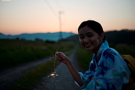 手拿烟花的和服美女图片