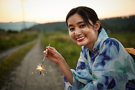 农村烟花素材手拿烟花的和服美女背景