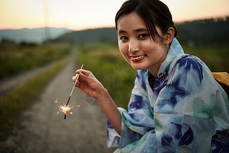 手拿烟花的和服美女图片