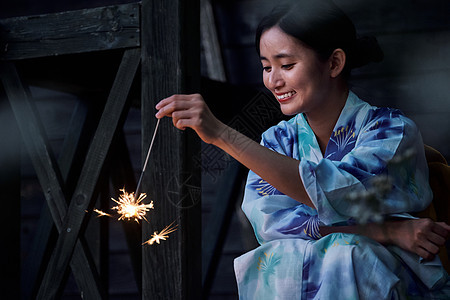 手拿烟花的和服美女图片