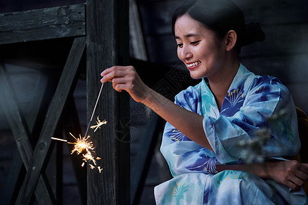 手拿烟花的和服美女图片