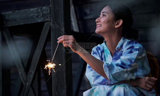 暮色青年女孩妇女夏天yukata烟花图片